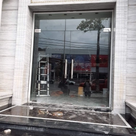   SỬA CỬA  KÍNH BẢN LỀ SÀN , THI CÔNG VÀ LẮP ĐẶT KÍNH 10 LY BẢN LỀ SÀN , VÁCH KÍNH CƯỜNG LỰC GIÁ RẺ 