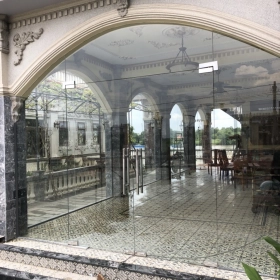 KÍNH CƯỜNG LỰC - BÁO GIÁ CỬA KÍNH CƯỜNG LỰC 10LY, VÁCH KÍNH CƯỜNGLỰC ,CỬA BẢNLỀ SÀN BIÊNHÒA ĐỒNG NAI
