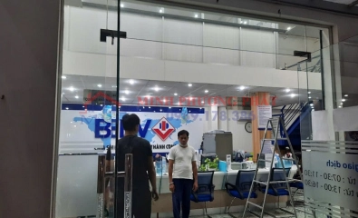 sửa bản lề cửa kính cường lực